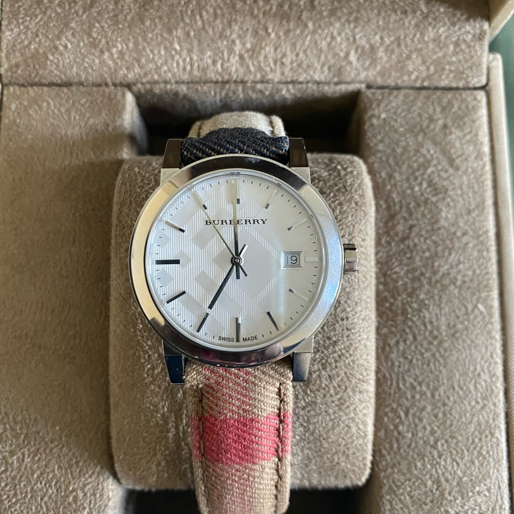 **New women’s Burberry Logo watch in original box**